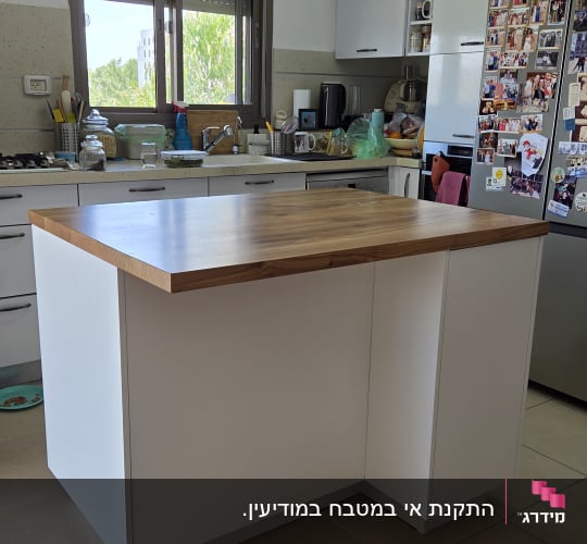 מטבח מודרני עם אי עץ במרכז